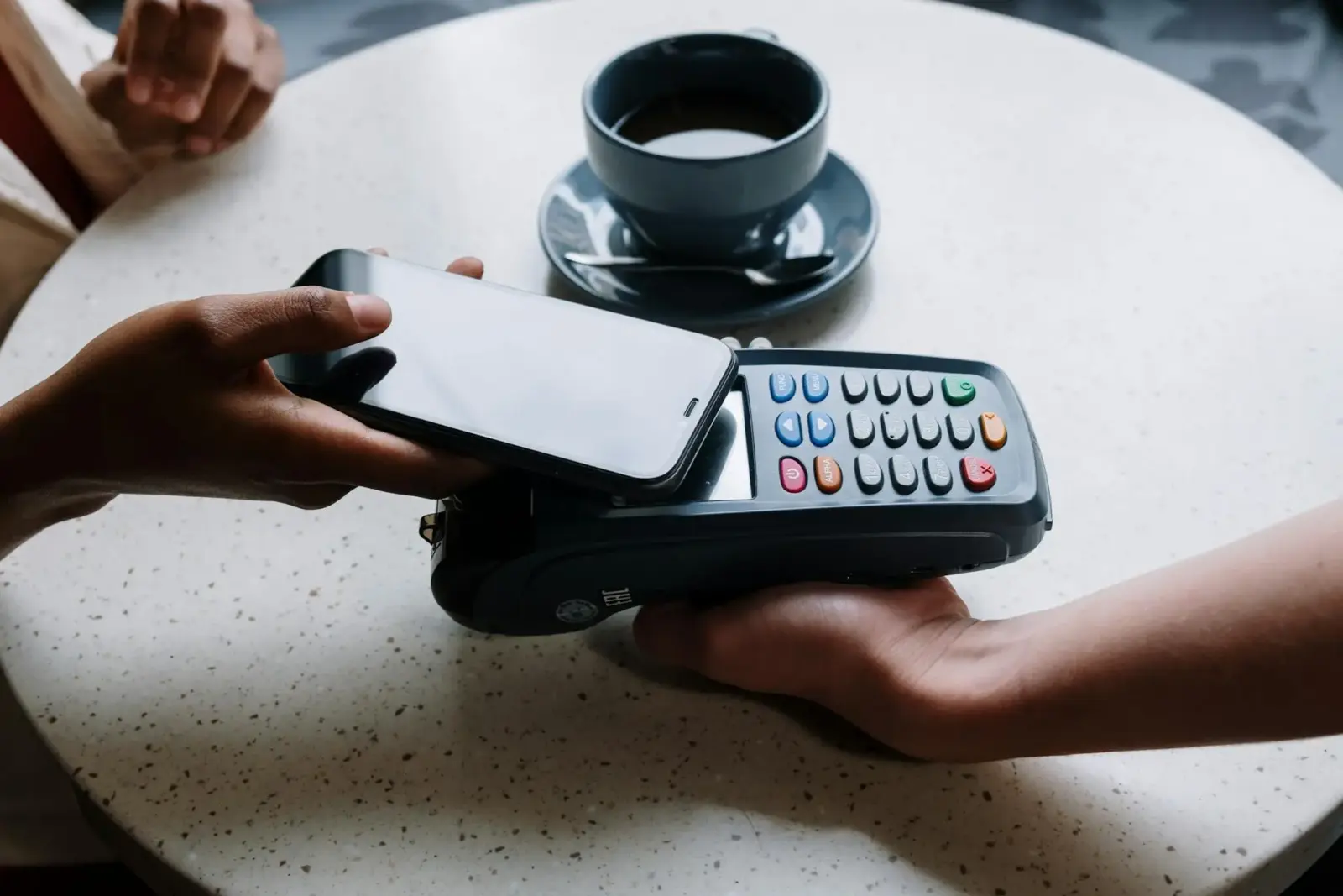 Como melhorar a experiência do cliente no ponto de venda com tecnologia 1 pagamento celular