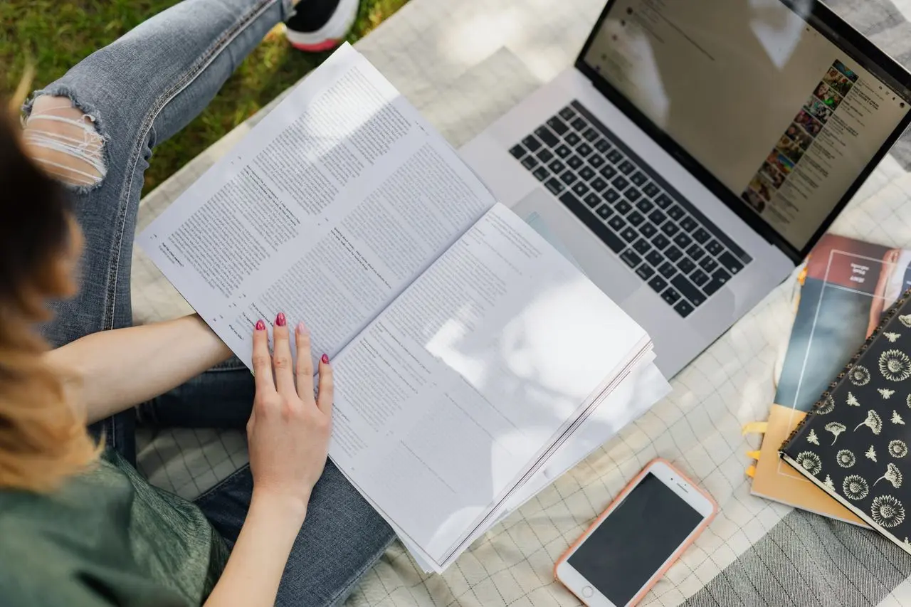5 Sites Onde Fazer Curso de Nutrição Gratuito EAD com Certificado 1 Estudar lendo livro