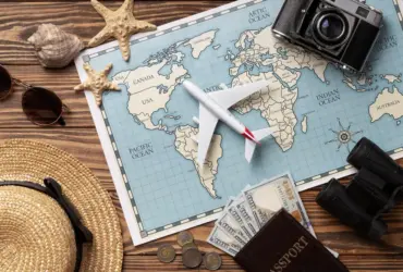 O segredo das pessoas que conseguem viajar mais ao longo do ano Muitas pessoas acreditam que viajar com frequência é algo reservado apenas para quem tem muito tempo livre ou um orçamento elevado. No entanto, a realidade costuma ser diferente. Em muitos casos, quem consegue realizar mais viagens ao longo do ano adota hábitos simples de planejamento e organização que tornam esse objetivo mais acessível. Uma das primeiras etapas é pesquisar opções de passagem aerea com antecedência, avaliando datas e alternativas que possam se encaixar melhor no orçamento disponível. Planejamento faz toda a diferença Viajar mais não significa necessariamente gastar mais. Pessoas que costumam conhecer novos destinos com frequência geralmente planejam suas viagens com antecedência, acompanhando oportunidades e organizando os gastos ao longo dos meses. Esse hábito permite distribuir melhor o orçamento e evitar decisões tomadas às pressas, que muitas vezes acabam aumentando os custos. Aproveitar feriados e períodos estratégicos Nem toda viagem precisa acontecer durante longas férias. Muitos viajantes aproveitam feriados prolongados, finais de semana e pequenas pausas na rotina para explorar novos lugares. Essa estratégia permite realizar mais experiências ao longo do ano sem a necessidade de grandes períodos de ausência do trabalho ou dos estudos. Destinos próximos também podem surpreender Muitas vezes, excelentes experiências estão mais perto do que se imagina. Cidades vizinhas, regiões turísticas próximas e destinos menos conhecidos podem oferecer passeios interessantes e custos mais acessíveis. Além de reduzir o tempo de deslocamento, essa escolha ajuda a aproveitar melhor os dias disponíveis. Flexibilidade pode gerar oportunidades Quem possui flexibilidade para escolher datas e horários costuma encontrar mais alternativas para organizar uma viagem. Pequenas mudanças no planejamento podem ampliar as opções disponíveis e facilitar a montagem do roteiro. Essa liberdade também permite descobrir destinos que talvez não estivessem nos planos iniciais, mas que acabam proporcionando experiências memoráveis. Viajar é investir em experiências Ao contrário de muitos bens materiais, as experiências adquiridas durante uma viagem costumam permanecer na memória por muito tempo. Conhecer novos lugares, culturas e pessoas amplia horizontes e contribui para o desenvolvimento pessoal. Cada destino oferece oportunidades únicas de aprendizado, lazer e descoberta, independentemente da distância ou da duração da viagem. Organização financeira ajuda a transformar planos em realidade Outro hábito comum entre pessoas que viajam com frequência é reservar uma parte do orçamento para futuros passeios. Mesmo pequenas quantias guardadas regularmente podem fazer diferença quando chega o momento de planejar uma nova aventura. Com organização, fica mais fácil definir prioridades e preparar a viagem sem comprometer outras despesas importantes. Novas experiências ao longo de todo o ano Viajar mais não depende apenas do destino escolhido, mas principalmente da forma como o planejamento é realizado. Com organização, flexibilidade e atenção às oportunidades, é possível transformar pequenas pausas da rotina em momentos especiais. Cada viagem representa uma chance de descobrir novos lugares, criar lembranças marcantes e viver experiências que enriquecem a vida de maneira única.